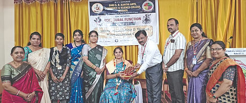 ಮುಧೋಳದ ಎಸ್.ಆರ್. ಕಂಠಿ ಕಾಲೇಜಿನಲ್ಲಿ ಶನಿವಾರ ಹಮ್ಮಿಕೊಂಡಿದ್ದ ವಿದ್ಯಾರ್ಥಿನಿಯರ ಒಕ್ಕೂಟ ಮತ್ತು ಮಹಿಳಾ ಸಬಲೀಕರಣ ಕೋಶ ಉದ್ಘಾಟನಾ ಸಮಾರಂಭದಲ್ಲಿ ಪ್ರಾಚಾರ್ಯ ಸುಷ್ಮಾದೇವಿ ಒಡೆಯರ್ ಅವರಿಗೆ ಪ್ರಾಚಾರ್ಯ ಡಾ. ಮಲ್ಲಿಕಾರ್ಜುನ ಜರಕುಂಟಿ ಸ್ಮರಣಿಕೆ ನೀಡಿ ಸನ್ಮಾನಿಸಿದರು. ಐಕ್ಯೂಎಸಿ ಸಂಯೋಜಕ ಅಜ್ಜಪ್ಪ ಕಡೂರ, ಉಷಾ ಬೆಳಗಲಿ ಇತರರಿದ್ದರು.