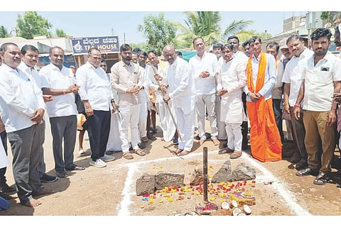 ಛತ್ತರ ಗ್ರಾಮದಲ್ಲಿ ಕೆಕೆಆರ್‌ಡಿಬಿ ಅನುದಾನದಡಿ 50 ಲಕ್ಷ ರೂ. ವೆಚ್ಚದಲ್ಲಿ ಸಿಸಿ ರಸ್ತೆ ಕಾಮಗಾರಿಗೆ ಶಾಸಕ ಮಾನಪ್ಪ ವಜ್ಜಲ್ ಭೂಮಿಪೂಜೆ ನೆರವೇರಿಸಿದರು. ಪ್ರಮುಖರಾದ ಕರಿಯಪ್ಪ ಯಾದವ್, ಚಂದಾವಲಿಸಾಬ್ ಮುದಗಲ್, ನಾಗರಾಜ ತಳವಾರ, ಫಕೀರಪ್ಪ ಕುರಿ ಇತರರಿದ್ದರು.  
