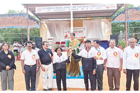 ಮುದಗಲ್‌ನ ಕನ್ನಾಪೂರಹಟ್ಟಿಯ ಪಿಎಂಶ್ರೀ ಜವಾಹರ ನವೋದಯ ಮಹಾವಿದ್ಯಾಲಯದಲ್ಲಿ 37ನೇ ಕ್ಲಸ್ಟರ್ ಮಟ್ಟದ ಕ್ರೀಡಾಕೂಟಕ್ಕೆ ಕ್ಷೇತ್ರ ಶಿಕ್ಷಣಾಧಿಕಾರಿ ಸುಜಾತಾ ಹುನೂರ ಕ್ರೀಡಾಜ್ಯೋತಿ ಸ್ವೀಕರಿಸಿ ಚಾಲನೆ ನೀಡಿದರು. ಪ್ರಾಚಾರ್ಯ ಮುನೇಂದ್ರಕುಮಾರ್, ದೈಹಿಕ ಶಿಕ್ಷಕರಾದ ಚಂದ್ರಶೇಖರ್, ಎಸ್.ಎನ್.ಅಕ್ಕಿ, ವಿನಯಕುಮಾರ್ ಹಾಗೂ ಇತರರಿದ್ದರು. 