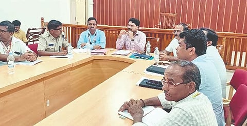 ಮುಧೋಳ ತಾಲೂಕಾಡಳಿತ ಕಚೇರಿಯಲ್ಲಿ ನಡೆದ ವಿಪತ್ತು ನಿರ್ವಹಣಾ ಸಭೆಯಲ್ಲಿ ಡಾ.ಚಿಕ್ಕಪ್ಪನಾಯಕ ಮಾತನಾಡಿದರು. ತಾಪಂ ಇಒ ಮಲ್ಲಿಕಾರ್ಜುನ ಅಂಬಿಗೇರ, ರಮೇಶ ನಿಡೋಣಿ, ಡಾ.ಬಿ.ವಿ.ಪಾಟೀಲ, ಡಾ.ಗೋವಿಂದ ರಾಠೋಡ, ರಾಘವೇಂದ್ರ ಕಳ್ಳಿಮನಿ ಇತರರಿದ್ದರು.