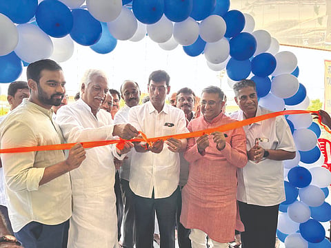 ಮುಧೋಳ ನಗರದಲ್ಲಿ ಬಿಎಲ್‌ಡಿ ಸೌಹಾರ್ದ ಸಹಕಾರಿ ಸಂಘದ 12ನೇ ಶಾಖೆಯನ್ನು ವಿಧಾನ ಪರಿಷತ್ ಸದಸ್ಯ ಸುನೀಲಗೌಡ ಪಾಟೀಲ ಉದ್ಘಾಟಿಸಿದರು. ವಿನಯ್ ತಿಮ್ಮಾಪೂರ, ದಯಾನಂದ ಪಾಟೀಲ್, ನಿಂಗರಾಜ್ ಪಾಟೀಲ್ ಇತರರಿದ್ದರು.