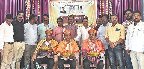 ಮುಧೋಳ ನಗರದ ಕಸಾಪ ಭವನಲ್ಲಿ ಸರ್ಕಾರಿ ಸೇವೆಯಿಂದ ನಿವೃತ್ತಿಯಾದ ಗ್ರಾಮೀಣಾಭಿವೃದ್ಧಿ ಪಂಚಾಯಿತಿ ಅಧಿಕಾರಿಗಳನ್ನು ತಾಲೂಕು ಪಂಚಾಯಿತಿಯಿಂದ ಸನ್ಮಾನಿಸಲಾಯಿತು. ರಾಜ್ಯ ಗೌರವಾಧ್ಯಕ್ಷ ರಾಜು ವಾರದ, ಜಿಲ್ಲಾಧ್ಯಕ್ಷ ಸಿದ್ಧಾರ್ಥ ಗೋಠ, ಅಶೋಕ ಹುಕಮನವರ ಇತರರಿದ್ದರು.