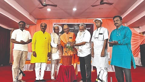 ಮುಧೋಳ ನಗರದ ಬಸವೇಶ್ವರ ಕಲ್ಯಾಣ ಮಂಟಪದಲ್ಲಿ ಚಿಂತನ ಸಿರಿ ವತಿಯಿಂದ ಬುಧವಾರ ಹಮ್ಮಿಕೊಂಡಿದ್ದ ಕಳೆದ ಎರಡು ದಶಕಗಳ ವೈಚಾರಿಕ ಓಕುಳಿ ಕಾರ್ಯಕ್ರಮವನ್ನು ವಿ.ಡಿ.ಹಿರೇಮಠ ಉದ್ಘಾಟಿಸಿದರು. ಚಿಂತನಸಿರಿ ಗೌರವಾಧ್ಯಕ್ಷ ಡಾ. ಎಂ.ಆರ್.ದೇಸಾಯಿ, ತುಮಕೂರು ವಿವೇಕಸಿದ್ಧಿ ಆಶ್ರಮದ ದಯಾಶಂಕರ ಮಹಾಸ್ವಾಮಿಗಳು, ಚಿಂತನಸಿರಿ ಅಧ್ಯಕ್ಷ ಡಾ. ಶಿವಾನಂದ ಕುಬಸದ, ರನ್ನ ಪ್ರತಿಷ್ಠಾನದ ಸದಸ್ಯ ಎಸ್.ಎಸ್. ಸರಗಣಾಚಾರಿಮಠ ಇತರರಿದ್ದರು.