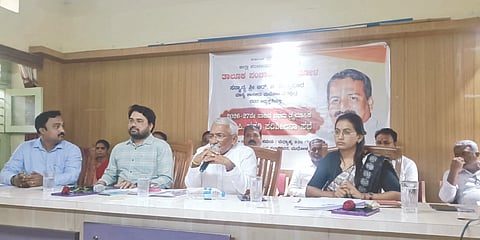 ಮುಧೋಳ ನಗರದ ತಾ.ಪಂ ಸಭಾಭವನದಲ್ಲಿ ಶಾಸಕ ಆರ್.ಬಿ.ತಿಮ್ಮಾಪೂರ ಅಧ್ಯಕ್ಷತೆಯಲ್ಲಿ ಕೆಡಿಪಿ ಸಭೆ ಜರುಗಿತು. ಶ್ವೇತಾ ಬೀಡಿಕರ, ತಹಸೀಲ್ದಾರ್ ಡಾ.ಚಿಕ್ಕಪ್ಪ ನಾಯಕ, ಗ್ಯಾರಂಟಿ ಯೋಜನೆ ಅನುಷ್ಠಾನ ಸಮಿತಿ ಅಧ್ಯಕ್ಷ ಮಹಾಂತೇಶ ಮಾಚಕನೂರ, ಬಸವರಾಜ ಹುಗ್ಗಿ ಇತರರಿದ್ದರು.