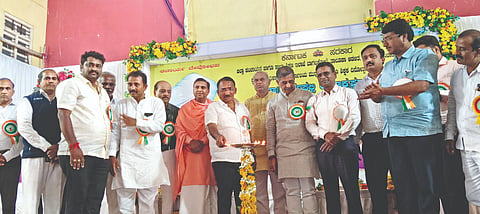 ಮುಧೋಳ ಹೇಮರಡ್ಡಿ ಕಲ್ಯಾಣ ಮಂಟಪದಲ್ಲಿ ನಡೆದ ತಾಲೂಕು ಮಟ್ಟದ ಶಿಕ್ಷಕರ ದಿನಾಚರಣೆ ಶಾಸಕ ಆರ್.ಬಿ. ತಿಮ್ಮಾಪೂರ ಉದ್ಘಾಟಿಸಿದರು. ಶಾಸಕ ಹಣಮಂತ ನಿರಾಣಿ ಡಾ. ಚಿಕ್ಕಪ್ಪ ನಾಯಿಕ, ಎಸ್.ಎಂ. ಮುಲ್ಲಾ, ರಾಘವೇಂದ್ರ ಕಳ್ಳಿಮನಿ ಇದ್ದರು.