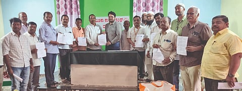 ಮುಧೋಳದ ಕಾನಿಪ ಕಾರ್ಯಾಲಯದಲ್ಲಿ ತಹಸೀಲ್ದಾರ್ ಡಾ. ಚಿಕ್ಕಪ್ಪ ನಾಯಕ ಅವರು ಇನ್ಯೂಮರೇಶನ್  ಫಾರ್ಮ್ ಗಳನ್ನು ಪತ್ರಕರ್ತರಿಗೆ ಸಾಂಕೇತಿಕವಾಗಿ ವಿತರಿಸಿದರು. ಶಿರಸ್ತೇದಾರ್ ಎಸ್.ಕೆ. ಮಟಗಾರ, ಕಾನಿಪ ಅಧ್ಯಕ್ಷ ಬಿ. ರತ್ನಾಕರಶೆಟ್ಟಿ ಮತ್ತಿತರರಿದ್ದಾರೆ.