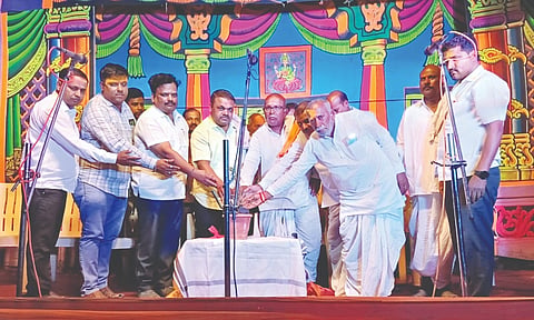 ಮುಧೋಳದ ಉತ್ತೂರ ಗ್ರಾಮದಲ್ಲಿ ನಡೆದ ಭಂಡಾರ ಜಾತ್ರೆ ಅಂಗವಾಗಿ ಅಜಾತ ನಾಗಲಿಂಗ ನಾಟಕ ಪ್ರದರ್ಶನ ಉದ್ಘಾಟನೆ ಕಾರ್ಯಕ್ರಮವನ್ನು ಶಾಂತವೀರಯ್ಯ ಮಹಾಸ್ವಾಮಿಗಳು, ಶೇಖರಯ್ಯ ಸ್ವಾಮಿಗಳು, ಶಂಕರ ತಿಮ್ಮಾಪೂರ ನೆರವೇರಿಸಿದರು. ಅಜಿತಗೌಡ ಪಾಟೀಲ್, ಡಾ.ವೆಂಕಟೇಶ ಗುಡೆಪ್ಪನವರ ಇತರರಿದ್ದರು.