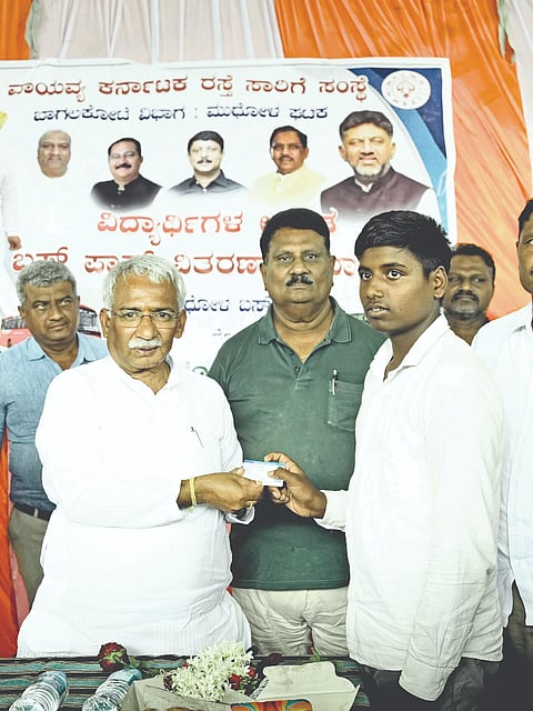 ಮುಧೋಳ ಬಸ್ ನಿಲ್ದಾಣದಲ್ಲಿ ಶಾಸಕ ಆರ್.ಬಿ.ತಿಮ್ಮಾಪೂರ ಶಾಲಾ-ಕಾಲೇಜ್ ವಿದ್ಯಾರ್ಥಿಗಳಿಗೆ ಪಾಸ್ ವಿತರಣೆ ಮಾಡಿದರು. ಸದುಗೌಡ ಪಾಟೀಲ, ಅಶೋಕ ಕಿವಡಿ ಇತರರಿದ್ದರು.