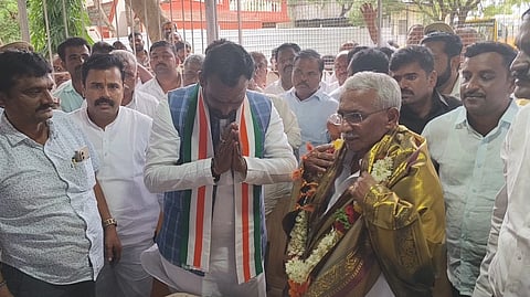 ಮುಧೋಳದಲ್ಲಿ ಸಚಿವ ವಿಜಯಾನಂದ ಕಾಶಪ್ಪನವರ ಮಾಜಿ ಸಚಿವ ಆರ್.ಬಿ.ತಿಮ್ಮಾಪುರ ಭೇಟಿ ಮಾಡಿದರು. 