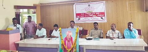 ಮುಧೋಳ ತಾಲೂಕು ಪಂಚಾಯಿತಿ ಸಭಾ ಭವನದಲ್ಲಿ ಆಯೋಜಿಸಿದ್ದ ಹಿರಿಯ ನಾಗರಿಕರ ಸುರಕ್ಷತೆ ಮತ್ತು ವಿಶ್ವಾಸ ಮೂಡಿಸುವ ಆಶಾಕಿರಣ ಆಸರೆ ಕಾರ್ಯಕ್ರಮವನ್ನು ಉದ್ಘಾಟಿಸಿ ಎಸ್‌ಐ ಸಿ.ಚ್. ಚಲವಾದಿ ಮಾತನಾಡಿದರು. ಗೋವಿಂದ ಪೂಜಾರಿ, ತಾ.ಪಂ. ವ್ಯವಸ್ಥಾಪಕ ಎಂ.ಬಿ. ಹಾವರಗಿ, ಈರಪ್ಪ ಉಗ್ಗಿನವರ ರೇವಣಸಿದ್ಧಯ್ಯ ಮರೆಗುದ್ದಿ, ಜ್ಯೋತಿಭಾ ಜಾಧವ ಇತರರಿದ್ದರು.