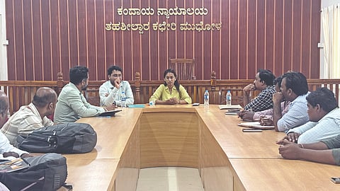  ಮುಧೋಳ ತಾಲೂಕಿನ ಕಸಬಾಜಂಬಗಿ ಭಾಗದಲ್ಲಿ ಅಕ್ರಮವಾಗಿ ಸಂಗ್ರಹಿಸಿರುವ ಮರಳನ್ನು ಅಧಿಕಾರಿಗಳು ಪರಿಶೀಲನೆ ಮಾಡಿದರು. ಎಸಿ ಶ್ವೇತಾ ಬೀಡಿಕರ ತಹಸೀಲ್ದಾರ್ ಡಾ. ಚಿಕ್ಕಪ್ಪ ನಾಯಕ ಇದ್ದರು.