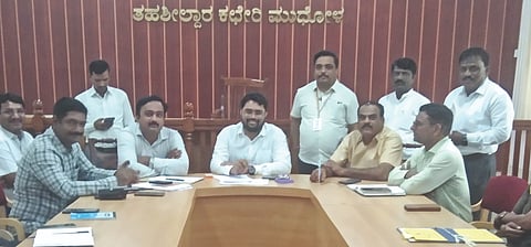 ಮುಧೋಳ ನಗರದ ತಾಲೂಕು ಆಡಳಿತ ಭವನದಲ್ಲಿ ಹಮ್ಮಿಕೊಂಡಿದ್ದ ಪೂರ್ವಭಾವಿ ಸಭೆಯಲ್ಲಿ ತಹಸೀಲ್ದಾರ್ ಡಾ.ಚಿಕ್ಕಪ್ಪ ನಾಯಿಕ ಮಾತನಾಡಿದರು. ಇಒ ರಾಘವೇಂದ್ರ ಕಳ್ಳಿಮನಿ, ಗ್ರೇಡ್-2 ತಹಸೀಲ್ದಾರ್ ಎ.ಕೆ.ಇಂಡಿಕರ, ಸಿಪಿಐ ಎಂ.ನಾಗರಡ್ಡಿ, ಆಯುಕ್ತ ಗೋಪಾಲ ಖಾಸೆ, ಬಿಇಒ ಸಮೀರ ಮುಲ್ಲಾ ಇತರರಿದ್ದರು.