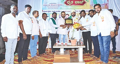  ಮುಧೋಳ ತಾಲೂಕಿನ ಉತ್ತೂರ ಗ್ರಾಮದಲ್ಲಿ ಗ್ರಾಮದೇವತೆ ಭಂಡಾರ ಜಾತ್ರೆ ನಿಮಿತ್ತ ಸೈನಿಕ ವಿವಿಧೋದ್ಧೇಶಗಳ ಗ್ರಾಮೀಣ ಅಭಿವೃದ್ಧಿ ಸಂಸ್ಥೆ ಮತ್ತು ಜಾತ್ರಾ ಕಮಿಟಿ ಹಮ್ಮಿಕೊಂಡಿದ್ದ ರೈತಗೋಷ್ಠಿಯಲ್ಲಿ ಶಶಿಕಾಂತ ಗುರೂಜಿ ಅವರನ್ನು ಸನ್ಮಾನಿಸಲಾಯಿತು. ಧರೆಪ್ಪ ಗಾಣಗಿ, ಮಂಜುನಾಥ ಘಾಟಗೆ, ಅಜೀತಗೌಡ ಪಾಟೀಲ ಇದ್ದರು.