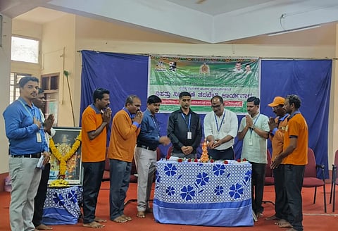 ಮುಧೋಳ ನಗರದ ರನ್ನ ಗ್ರಂಥಾಲಯ ಸಭಾಭವನದಲ್ಲಿ ಆಯೋಜಿಸಲಾಗಿದ್ದ ಮುಧೋಳ ಮತ್ತು ಜಮಖಂಡಿ ತಾಲೂಕಿನ ಶೌರ್ಯ ತಂಡದ ಕೋರ್ ಕಮಿಟಿ ಸಭೆಯನ್ನು ಶೌರ್ಯ ಶ್ರೀ ಧರ್ಮಸ್ಥಳ ವಿಪತ್ತು ನಿರ್ವಹಣಾ ತಂಡದ ನಿರ್ದೇಶಕ ಚೆನ್ನಕೇಶವ ಉದ್ಘಾಟಿಸಿದರು. ಕಿಶೋರ್ ಕುಮಾರ್, ಕ್ಷೇತ್ರ ಯೋಜನಾಽಕಾರಿಗಳಾದ ರಾಜು ಕೆ., ನಿಂಗಪ್ಪ ಎನ್. ಇತರರಿದ್ದರು.