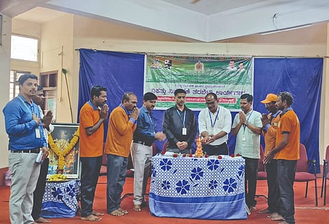 ಮುಧೋಳ ನಗರದ ರನ್ನ ಗ್ರಂಥಾಲಯ ಸಭಾಭವನದಲ್ಲಿ ಆಯೋಜಿಸಲಾಗಿದ್ದ ಮುಧೋಳ ಮತ್ತು ಜಮಖಂಡಿ ತಾಲೂಕಿನ ಶೌರ್ಯ ತಂಡದ ಕೋರ್ ಕಮಿಟಿ ಸಭೆಯನ್ನು ಶೌರ್ಯ ಶ್ರೀ ಧರ್ಮಸ್ಥಳ ವಿಪತ್ತು ನಿರ್ವಹಣಾ ತಂಡದ ನಿರ್ದೇಶಕ ಚೆನ್ನಕೇಶವ ಉದ್ಘಾಟಿಸಿದರು. ಕಿಶೋರ್ ಕುಮಾರ್, ಕ್ಷೇತ್ರ ಯೋಜನಾಧಿಕಾರಿಗಳಾದ ರಾಜು ಕೆ., ನಿಂಗಪ್ಪ ಎನ್. ಇತರರಿದ್ದರು.