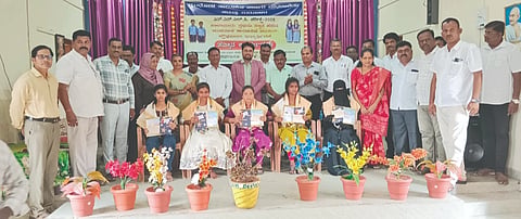 ಮುಧೋಳ ಕಸಾಪ ಭವನದಲ್ಲಿ ಎಸ್‌ಎಸ್‌ಎಲ್‌ಸಿ ಪರೀಕ್ಷೆ 2026ರಲ್ಲಿ ಶಾಲಾವಾರು ಪ್ರಥಮ ಸ್ಥಾನ ಪಡೆದ ತಾಲೂಕಿನ ಸರ್ಕಾರಿ ಪ್ರೌಢಶಾಲಾ ವಿದ್ಯಾರ್ಥಿಗಳ ಪ್ರತಿಭಾ ಪುರಸ್ಕಾರ ಕಾರ್ಯಕ್ರಮದಲ್ಲಿ ವಿದ್ಯಾರ್ಥಿಗಳನ್ನು ಸನ್ಮಾನಿಸಲಾಯಿತು. ಡಾ.ಚಿಕ್ಕಪ್ಪ ನಾಯಕ, ಎಸ್.ಎಂ.ಮುಲ್ಲಾ, ಲಕ್ಷ್ಮೀಕಾಂತ ಮಮದಾಪುರ, ಆನಂದ ಪೂಜಾರಿ, ಸಂಗಮೇಶ ನೀಲಗುಂದ, ರಮೇಶ ನಿಡೋಣಿ ಇತರರಿದ್ದರು.