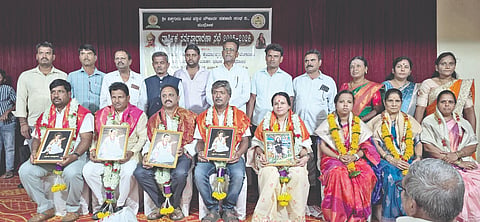 ಮುಧೋಳ ನಗರದ ವಿಶ್ವಗುರು ಪತ್ತಿನ ಸೌಹಾರ್ದ ಬ್ಯಾಂಕ್ ಸಭಾ ಭವನದಲ್ಲಿ ಹಮ್ಮಿಕೊಂಡಿದ್ದ ಸಮಾರಂಭದಲ್ಲಿ ಸಾಧಕರನ್ನು ಸನ್ಮಾನಿಸಲಾಯಿತು. ಅಶೋಕ ಪಟ್ಟಣಶೆಟ್ಟಿ, ಆನಂದ ಯಂಡಿಗೇರಿ, ಕಲ್ಲಪ್ಪ ಸಬರದ, ಮಹಾದೇವ ಅಂಗಡಿ, ಡಾ. ಕೆ.ಎಲ್. ಉದಪುಡಿ, ಬಸವರಾಜ ಜಮಖಂಡಿ ಇತರರಿದ್ದರು.