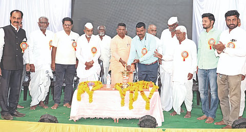 ಮುಧೋಳ ತಾಲೂಕಿನ ಆಲಗುಂಡಿ ಬಿ.ಕೆ.ಗ್ರಾಮದ ಶ್ರೀ ಮಾರುತಿ ಶಾಲೆಯಲ್ಲಿ ಹಮ್ಮಿಕೊಂಡಿದ್ದ ಬೀಳ್ಕೊಡುಗೆ ಹಾಗೂ ವಾರ್ಷಿಕ ಸ್ನೇಹ ಸಮ್ಮಿಲನ ಕಾರ್ಯಕ್ರಮವನ್ನು ಗುರುಪಾದ ಮಹಾಸ್ವಾಮಿಗಳು ಉದ್ಘಾಟಿಸಿದರು. ಎಚ್.ಬಿ. ಪಾಟೀಲ್, ವೈ.ಎಂ. ಪಮ್ಮಾರ್ ಎಸ್.ವಿ.ಹಿರೇಮಠ ಇತರರಿದ್ದರು.