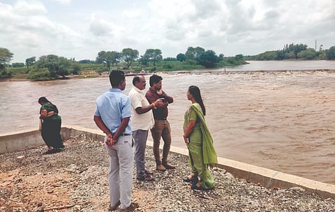 ಮುಧೋಳದ ಸಿದ್ಧೇಶ್ವರ ಬ್ಯಾರೇಜ್ ಬಳಿ ಘಟಪ್ರಭಾ ನದಿಯ ನೀರಿನ ಮಟ್ಟವನ್ನು ಜಮಖಂಡಿ ಉಪವಿಭಾಗಾಧಿಕಾರಿ ಶ್ವೇತಾ ಬೀಡಿಕರ ಪರಿಶೀಲನೆ ಮಾಡಿದರು. ತಹಸೀಲ್ದಾರ್ ಡಾ. ಚಿಕ್ಕಪ್ಪ ನಾಯಿಕ, ಪೌರಾಯುಕ್ತ ಗೋಪಾಲ ಖಾಸೆ ಇತರರಿದ್ದರು.