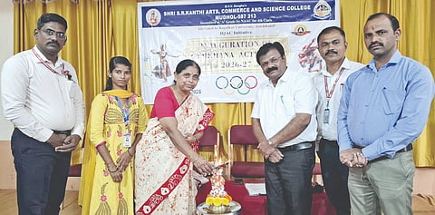 ಮುಧೋಳದ ಶೀ ಎಸ್.ಆರ್. ಕಂಠಿ ಮಹಾವಿದ್ಯಾಲಯದಲ್ಲಿ ಕ್ರೀಡಾ ಹಾಗೂ ಸಾಂಸ್ಕೃತಿಕ ಚಟುವಟಿಕೆಗಳನ್ನು ಬಾಗಲಕೋಟೆ ವಿವಿ ಮೌಲ್ಯಮಾಪನ ಕುಲಸಚಿವೆ ಡಾ. ಲತಾ ಕೆ.ಪಿ. ಉದ್ಘಾಟಿಸಿದರು. ಉಷಾ ಬೆಳಗಲಿ, ಪ್ರೀತಿ ದೊಡಮನಿ ಡಾ. ಲೋಕೇಶ ರಾಠೋಡ, ಡಾ. ಪ್ರಹ್ಲಾದ ಕೆ., ಪ್ರೊ. ರಾಧಾ ಮಾಲಿಪಾಟೀಲ, ಪ್ರೊ. ಅನೀಲಕುಮಾರ ಮುನ್ನೊಳ್ಳಿ ಇತರರಿದ್ದರು.