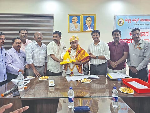 ಮುಧೋಳದಲ್ಲಿ ನಡೆದ ಹೆಸ್ಕಾಂ ಪ್ರಗತಿ ಪರಿಶೀಲನಾ ಸಭೆಯಲ್ಲಿ ಶಾಸಕ ಆರ್.ಬಿ. ತಿಮ್ಮಾಪೂರ ಅವರನ್ನು ಸನ್ಮಾನಿಸಲಾಯಿತು. ಸದುಗೌಡ ಪಾಟೀಲ, ಅಶೋಕ ಕಿವಡಿ,ಎಂ.ಎಸ್. ಧೂತಿ, ರವೀಂದ್ರ ಮೆಟಗುಡ್ಡ, ವಿ.ಎನ್. ಮರಕಟ್ಟಿ, ಎಸ್.ಜೆ. ಕಲಕಂಬ, ಪಂಡಿತ ಹುನ್ನೂರ ಇತರರಿದ್ದರು..