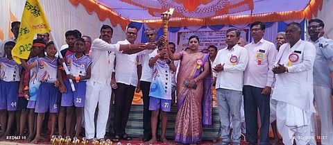 ತುಂಬಲಗಡ್ಡಿಯಲ್ಲಿ ನಾಗರಹಾಳ ವಲಯ ಮಟ್ಟದ ಕ್ರೀಡಾಕೂಟಕ್ಕೆ ತಾಲೂಕು ದೈಹಿಕ ಶಿಕ್ಷಣಾಧಿಕಾರಿ ಚಂದ್ರಶೇಖರ ಶನಿವಾರ ಚಾಲನೆ ನೀಡಿದರು. ಮುಖ್ಯಶಿಕ್ಷಕ ಶಿವಬಸಪ್ಪ ಅಂಗಡಿ, ಪ್ರಮುಖರಾದ ಶ್ರೀಶೈಲಗೌಡರ್, ಕೆ. ಯಮನಪ್ಪ, ಲಕ್ಕಪ್ಪ, ಹನುಮಪ್ಪ ಯಮನಪ್ಪ, ತಿಪ್ಪಣ್ಣ, ಶಿವನಗೌಡ, ಲೋಕಪ್ಪ ದೇಸಾಯಿ ಇತರರಿದ್ದರು.