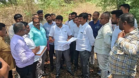  ಸರ್ಕಾರಿ ಮೆಡಿಕಲ್​ ಕಾಲೇಜು ನಿರ್ಮಾಣ ಸಂಬಂಧ ಡಿಪಿಆರ್​ ತಯಾರಿಸಲು ಶಾಸಕ ಕೊತ್ತೂರು ಜಿ.ಮಂಜುನಾಥ್​ ಬುಧವಾರ ಸ್ಥಳ ಪರಿಶೀಲನೆ ನಡೆಸಿದರು. ಎಂ.ಎಲ್​.ಅನಿಲ್​ ಕುಮಾರ್​, ನವೀನ್​ ಚಂದ್ರ, ಡಾ.ಜಿ.ಶ್ರೀನಿವಾಸ್​ ಇದ್ದರು.