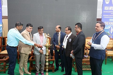 ಮಧ್ಯವಾರ್ಷಿಕ ರಾಜ್ಯಮಟ್ಟದ ಸಮ್ಮೇಳನಕ್ಕೆ  ಡಾ.ಎ.ಜಿ.ಲೋಕೇಶ್ ಅವರು ಚಾಲನೆ ನೀಡಿದರು. ಡಾ.ಸಚ್ಚಿದನಾಂದ ರೈ, ಡಾ.ಶ್ರೀಧರ ಮೂರ್ತಿ ಇತರರಿದ್ದರು.