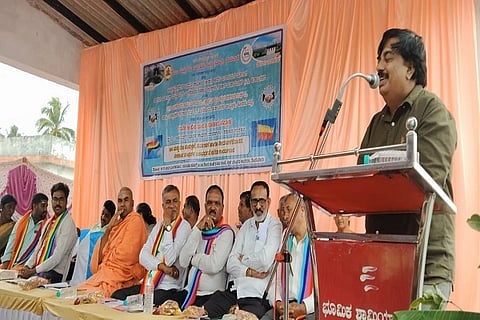 ತೊರೆನೂರು ನೀರು ಬಳಕೆದಾರರ ಸಹಕಾರ ಸಂಘದ ಆವರಣದಲ್ಲಿ ಮಂಗಳವಾರ ನಡೆದ ಅಖಿಲ ಭಾರತ ಸಹಕಾರ ಸಪ್ತಾಹ ಕಾರ್ಯಕ್ರಮದಲ್ಲಿ ಕುಶಾಲನಗರ ತಾಲೂಕು ಗ್ಯಾರಂಟಿ ಯೋಜನೆಗಳ ಅನುಷ್ಠಾನ ಸಮಿತಿ ಅಧ್ಯಕ್ಷ ವಿ.ಪಿ. ಶಶಿಧರ್ ಮಾತನಾಡಿದರು. ಎಸ್. ಸಿ. ಚೌಡೇಗೌಡ, ಶ್ರೀ ಮಲ್ಲೇಶಸ್ವಾಮಿ, ಟಿ.ಕೆ. ಪಾಂಡುರAಗ, ಹೆಚ್. ಬಿ. ಚಂದ್ರಪ್ಪ, ಟಿ.ಬಿ. ಜಗದೀಶ್ ಮತ್ತಿತರರು ಇದ್ದರು.