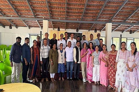 ವಿರಾಜಪೇಟೆಯಲ್ಲಿ ನಡೆದ ಕೊಡಗು ಕಲಾವಿದರ ಸಂಘದ ಸಭೆಯಲ್ಲಿ ಜಿಲ್ಲೆಯ ಕಲಾವಿದರು ಪಾಲ್ಗೊಂಡಿದ್ದರು. ಕೊಟ್ಟುಕತ್ತಿರ ಪ್ರಕಾಶ್, ನೆರವಂಡ ಉಮೇಶ್, ಈರಮಂಡ ಹರಿಣಿ ವಿಜಯ್, ಮಲ್ಲಮಾಡ ಶಾಮಲಾ ಸುನಿಲ್, ಚಿರುವಾಳಂಡ ಸುಜಲ ನಾಣಯ್ಯ, ಟಿ.ಆರ್. ಪ್ರಭುದೇವ್ ಮತ್ತಿತರರು ಇದ್ದರು.