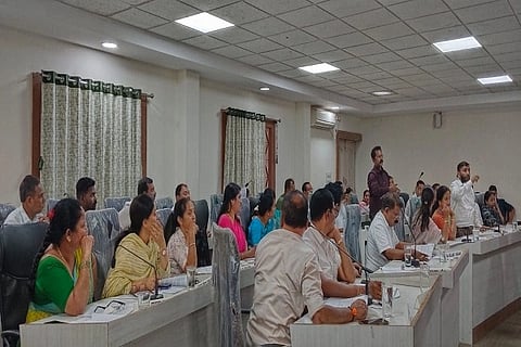 ಮಡಿಕೇರಿ ನಗರಸಭೆ ಸಾಮಾನ್ಯ ಸಭೆಯಲ್ಲಿ ಅಧ್ಯಕ್ಷೆ ಪಿ. ಕಲಾವತಿ ಸಭೆಯ ಕ್ಷಮೆ ಕೇಳಬೇಕು ಎಂದು ಕಾಂಗ್ರೆಸ್‌ನ ರಾಜೇಶ್ ಯಲ್ಲಪ್ಪ ಪಟ್ಟು ಹಿಡಿದರು. ಎಸ್‌ಡಿಪಿಐನ ಅಮೀನ್ ಮೊಹ್ಸಿನ್ ಇದಕ್ಕೆ ಬೆಂಬಲಿ ಮಾತನಾಡಿದರು.