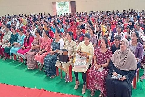 ಗೋಣಿಕೊಪ್ಪಲು ಕಾವೇರಿ ಕಾಲೇಜು ವಿದ್ಯಾರ್ಥಿಗಳ ಪೋಷಕರು ಮತ್ತು ಬೋಧಕರ ಸಭೆಯಲ್ಲಿ ಪೋಷಕರು ಪಾಲ್ಗೊಂಡಿದ್ದರು.