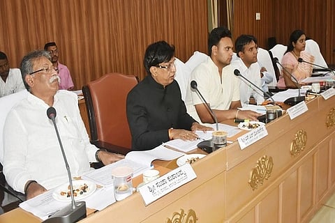 ಸಂಸದ ಯದುವೀರ್ ಅಧ್ಯಕ್ಷತೆಯಲ್ಲಿ ದಿಶಾ ಸಮಿತಿ ಸಭೆ ನಡೆಯಿತು. ಸುಜಾಕುಶಾಲಪ್ಪ, ಭೋಜೇಗೌಡ, ಆನಂದ್ ಪ್ರಕಾಶ್ ಮೀನಾ , ಅಭಿಷೇಕ್, ಸಹನಾ ಎಸ್. ಹಾದಿಮನಿ ಇದ್ದರು.