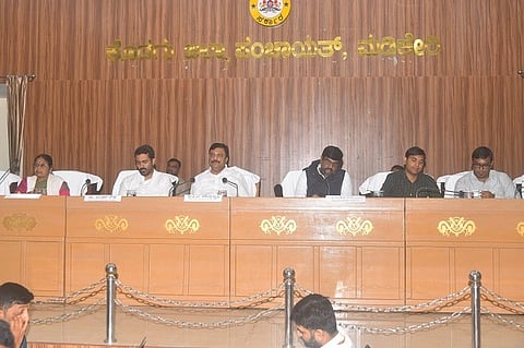 ಪ್ರಾಕೃತಿಕ ವಿಕೋಪಕ್ಕೆ ಸಂಬAಧಿಸಿದAತೆ ಸಚಿವ ಪಿ.ಎಂ. ನರೇಂದ್ರ ಸ್ವಾಮಿ ಅಧ್ಯಕ್ಷತೆಯಲ್ಲಿ ಜಿಲ್ಲಾ ಮಟ್ಟದ ಅಧಿಕಾರಿಗಳ ಸಭೆ ನಡೆಯಿತು. ಪಿ. ಕಲಾವತಿ, ಡಾ. ಮಂತರ್ ಗೌಡ, ಎಸ್.ಜೆ. ಸೋಮಶೇಖರ್, ಆನಂದ್ ಪ್ರಕಾಶ್ ಮೀನಾ, ಅಭಿಷೇಕ್ ಇದ್ದರು.