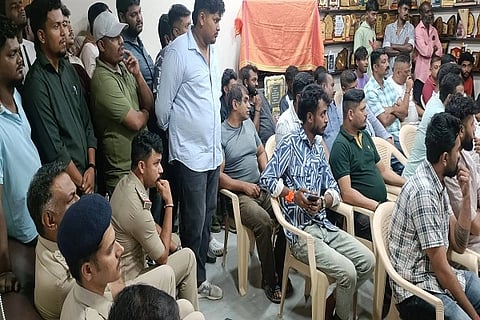 ಗೌರಿ-ಗಣೇಶೋತ್ಸವ ಸಂಬAಧ ಪೊಲೀಸ್ ಇಲಾಖೆ ವತಿಯಿಂದ ವಿರಾಜಪೇಟೆಯಲ್ಲಿ ಆಯೋಜಿಸಿದ್ದ ಸಭೆಯಲ್ಲಿ ಗಣೇಶೋತ್ಸವ ಸಮಿತಿಗಳ ಪ್ರಮುಖರು ಪಾಲ್ಗೊಂಡಿದ್ದರು.