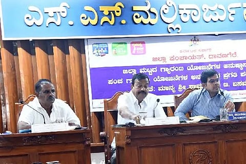 ದಾವಣಗೆರೆಯಲ್ಲಿ ಸೋಮವಾರ ನಡೆದ ಜಿಲ್ಲಾ ಪಂಚ ಗ್ಯಾರಂಟಿ ಯೋಜನೆಗಳ ಅನುಷ್ಠಾನದ ಪ್ರಗತಿ ಪರಿಶೀಲನಾ ಸಭೆಯಲ್ಲಿ ಶಾಮನೂರು ಬಸವರಾಜ, ಗಿತ್ತೆ ಮಾಧವ ವಿಠ್ಠಲರಾವ್, ರಾಜೇಶ್ವರಿ, ಕೆ.ಎನ್. ಮಂಜುನಾಥ್, ಅನೀಸ್ ಪಾಷಾ ಇದ್ದರು.