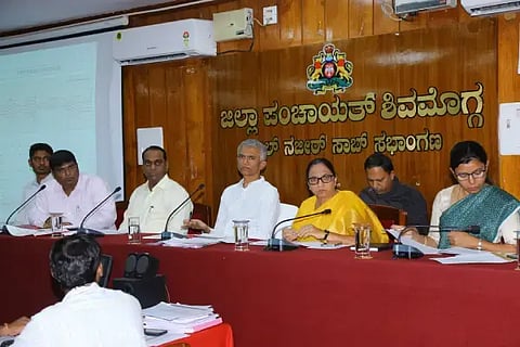 ಶಿವಮೊಗ್ಗದಲ್ಲಿ ಕಂದಾಯ ಸಚಿವ ಕೃಷ್ಣ ಬೈರೇಗೌಡ ಇಲಾಖೆ ಪ್ರಗತಿ ಪರಿಶೀಲನಾ ಸಭೆ ನಡೆಸಿದರು. ಬಲ್ಕಿಷ್ ಬಾನು, ಪ್ರಭುಲಿಂಗ ಕವಳಿಕಟ್ಟಿ, ಸುಜಾತಾ, ವಿ.ಅಭಿಷೇಕ್, ರಾಜೇಂದ್ರ ಬಾಬು ಇದ್ದರು.