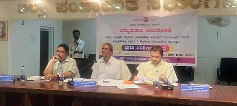 ಬೀದರ್​ನ ಜಿಪಂನಲ್ಲಿ ಆಯೋಜಿಸಿದ್ದ ಪ್ರಗತಿ ಪರಿಶೀಲನೆ ಸಭೆಯಲ್ಲಿ ಅಮೃತರಾವ ಚಿಮಕೋಡೆ ಮಾತನಾಡಿದರು. ಡಾ.ಗಿರೀಶ್​ ಬದೋಲೆ, ಕಿಶೋರ ದುಬೆ ಇದ್ದರು.