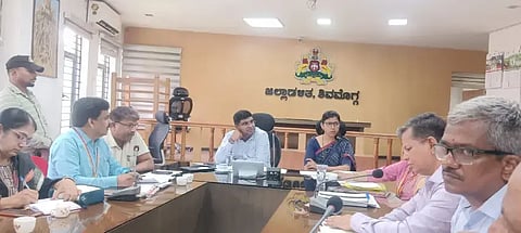 ವಿ.ಅಭಿಷೇಕ್ ಆರೋಗ್ಯ ಇಲಾಖೆ ಅಧಿಕಾರಿಗಳ ಸಭೆ ನಡೆಸಿ ಸಮಾಲೋಚನೆ ನಡೆಸಿದರು. ಡಾ.ನಟರಾಜ್, ಸುಜಾತಾ, ಡಾ.ನಾಗರಾಜ ನಾಯ್ಕ, ಡಾ.ಮಲ್ಲಪ್ಪ, ಡಾ.ಗುಡದಪ್ಪ ಕಸಬಿ ಇದ್ದರು.