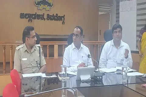 ಭಾರತ್ ಜೋಡೋ ಯುವಕ ಸಂಘಗಳ ಸ್ಥಾಪನೆ ಸಂಬಂಧ ಜಿಲ್ಲಾಧಿಕಾರಿ ಪ್ರಭುಲಿಂಗ ಕವಳಿಕಟ್ಟಿ ಸಭೆ ನಡೆಸಿದರು. ಬಿ.ನಿಖಿಲ್, ವಿ.ಅಭಿಷೇಕ್ ಇದ್ದರು.