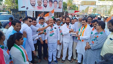 DKS supporters ಹುಬ್ಬಳ್ಳಿಯ ಕೇಶ್ವಾಪುರದಲ್ಲಿ ಶನಿವಾರ ಕಾಂಗ್ರೆಸ್​ ಕಾರ್ಯಕರ್ತರು, ಡಿಕೆಶಿ ಬೆಂಬಲಿಗರು ವಿಜಯೋತ್ಸವ ಆಚರಿಸಿದರು.