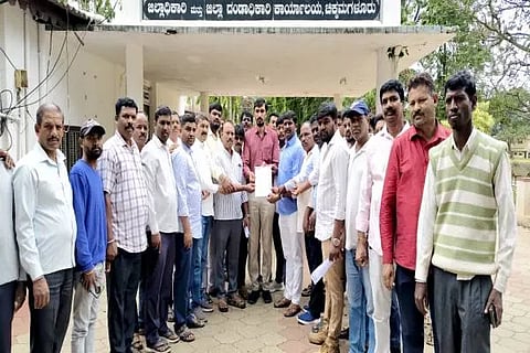 ಚಿಕ್ಕಮಗಳೂರು ಅಂಬೇಡ್ಕರ್ ವಸತಿ ಶಾಲೆಯ ವಿದ್ಯಾರ್ಥಿಗಳಿಗೆ ಮೂಲಭೂತ ಸೌಲಭ್ಯವನ್ನು ಶೀಘ್ರವೇ ಕಲ್ಪಿಸಿಕೊಡಲು ಸೂಕ್ತ ಕ್ರಮ ಕೈಗೊಳ್ಳಬೇಕು ಎಂದು ಜಿಲ್ಲಾ ಬಿಜೆಪಿ ಎಸ್ಸಿ ಮೋರ್ಚಾದ ಮುಖಂಡರುಗಳು ಗುರುವಾರ ಶಿರಸ್ತೇದಾರ್ ಮೂಲಕ ಜಿಲ್ಲಾಡಳಿತಕ್ಕೆ ಮನವಿ ಸಲ್ಲಿಸಿದರು.