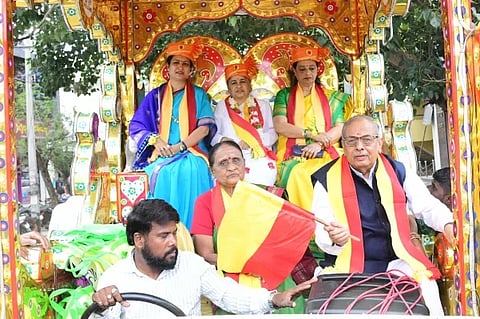 ಮಹಿಳಾ ಸಾಹಿತ್ಯ ಸಮ್ಮೇಳನದ ಸರ್ವಾಧ್ಯಕ್ಷೆ ರಾಜಯೋಗಿನಿ ಬ್ರಹ್ಮಾಕುಮಾರಿ ಲೀಲಾಜಿ ಅವರೊಂದಿಗೆ ಸಾರೋಟು ಮೆರವಣಿಗೆಯಲ್ಲಿ ಸಂಸದೆ ಡಾ. ಪ್ರಭಾ ಮಲ್ಲಿಕಾರ್ಜುನ್, ಲತಿಕಾ ದಿನೇಶ್ ಕೆ. ಶೆಟ್ಟಿ, ಬಿ. ವಾಮದೇವಪ್ಪ ಭಾಗಿಯಾಗಿದ್ದರು. 