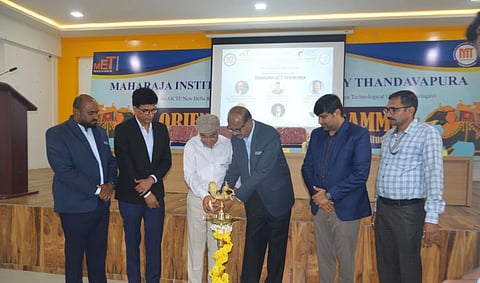 ಎಂಐಟಿ ತಾಂಡಾವಪುರ ಕ್ಯಾಂಪಸ್‌ನ ಅಭಿನಂದನ್ ವರ್ಥಮಾನ್ ಸಭಾಂಗಣದಲ್ಲಿ ಆಯೋಜಿಸಿದ್ದ ಕಾರ್ಯಕ್ರಮವನ್ನು ಗಣ್ಯರು ಉದ್ಘಾಟಿಸಿದರು.