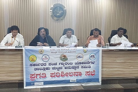 ಕುಶಾಲನಗರ ತಾಲೂಕು ಮಟ್ಟದ ಪಂಚ ಗ್ಯಾರಂಟಿ ಯೋಜನೆಗಳ ಅನುಷ್ಠಾನ ಸಮಿತಿ ಸಭೆ ಸಮಿತಿ ಅಧ್ಯಕ್ಷ ವಿ.ಪಿ. ಶಶಿಧರ್ ಅಧ್ಯಕ್ಷತೆಯಲ್ಲಿ ನಡೆಯಿತು. ಪರಮೇಶ್ವರಪ್ಪ, ಕೆ.ಸಿ. ಶಶಿ ಭೀಮಯ್ಯ, ಬಿ.ಡಿ. ಅಣ್ಣಯ್ಯ, ಮುಸ್ತಫ ಇದ್ದರು.