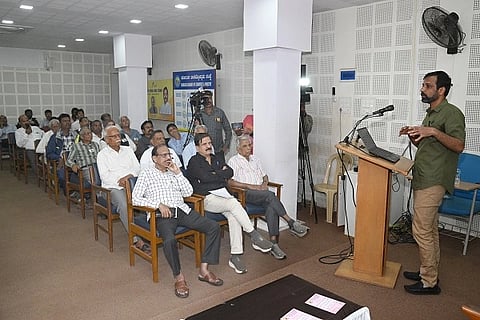 ಹುಬ್ಬಳ್ಳಿಯಲ್ಲಿ ಸೋಮವಾರ ಏರ್ಪಡಿಸಿದ್ದ Metropolitan city ಹು-ಧಾ ಮೆಟ್ರೋಪಾಲಿಟಿನ್ ಪರಿಕಲ್ಪನೆ ಕುರಿತ ಸಾರ್ವಜನಿಕ ಸಂವಾದ ಕಾರ್ಯಕ್ರಮದಲ್ಲಿ ಮೆಟ್ರೋಪಾಲಿಟಿನ್ ಸಿಟಿ ವೇದಿಕೆ  ಸಹ ಸಂಯೋಜಕ ಸಂತೋಷ ನರಗುಂದ ಮಾತನಾಡಿದರು.