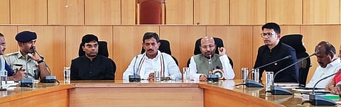  ರಾಮನಗರ ಜಿಲ್ಲಾಧಿಕಾರಿ ಕಚೇರಿಯಲ್ಲಿ ಜಿಲ್ಲಾಮಟ್ಟದ ಅಧಿಕಾರಿಗಳ ಸ‘ೆಯನ್ನು ಸಚಿವ ಎಚ್.ಸಿ.ಬಾಲಕೃಷ್ಣ ನಡೆಸಿದರು. ಶಾಸಕ ಇಕ್ಬಾಲ್ ಹುಸೇನ್, ಡಿಸಿ ಯಶವಂತ್ ವಿ ಗುರುಕರ್, ಸಿಇಓ ಅನ್ಮೋಲ್ ಜೈನ್ ಮುಂತಾದವರು ಇದ್ದರು.