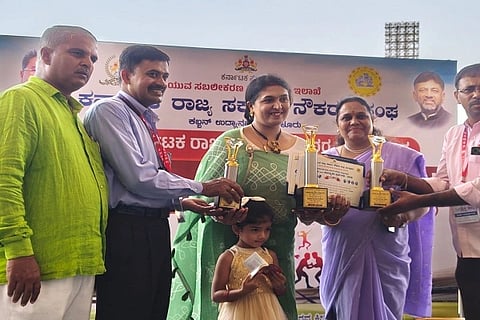 2025-26ನೇ ಸಾಲಿನ ರಾಜ್ಯ ಸರ್ಕಾರಿ ನೌಕರರ ರಾಜ್ಯ ಮಟ್ಟದ ಸಾಂಸ್ಕೃತಿಕ ಸ್ಪರ್ಧೆಗಳ ಭರತನಾಟ್ಯ, ಕೂಚುಪುಡಿ ಮತ್ತು ಒಡಿಸ್ಸಿ ವಿಭಾಗದಲಿ ಕೊಡಗಿನ ಮಿಲನಾ ಕೆ. ಭರತ್ ಪ್ರಶಸ್ತಿ ಪಡೆದು ರಾಷ್ಟçಮಟ್ಟಕ್ಕೆ ಆಯ್ಕೆ ಆಗಿದ್ದಾರೆ. ಸರ್ಕಾರಿ ನೌಕರರ ಸಂಘದ ಪದಾಧಿಕಾರಿಗಳು ಇದ್ದರು.