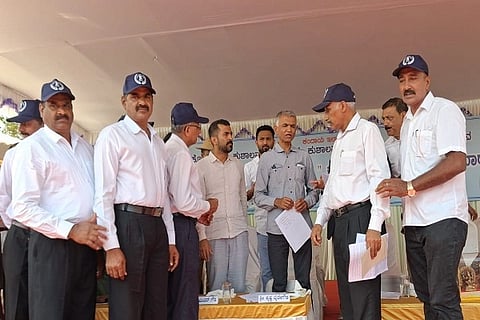  ಕಂದಾಯ ಸಚಿವ ಕೃಷ್ಣ ಬೈರೇಗೌಡ ಅವರನ್ನು ಭೇಟಿ ಮಾಡಿದ ಕೊಡಗು ಜಿಲ್ಲೆಯಲ್ಲಿ ಇರುವ ಅರೆಸೇನಾಪಡೆಯ ನಿವೃತ್ತ ಯೋಧರ ಒಕ್ಕೂಟದ ಪದಾಧಿಕಾರಿಗಳು ತಮ್ಮ ಬೇಡಿಕೆ ಈಡೇರಿಸುವಂತೆ ಮನವಿ ಸಲ್ಲಿಸಿದರು. ಡಾ. ಮಂತರ್ ಗೌಡ, ಎಂ.ಜಿ. ಯತೀಶ್, ನೂರೇರಾ ಭೀಮಯ್ಯ, ಜಿ.ಕೆ. ದಿನೇಶ್ ಕುಮಾರ್ ಮತ್ತಿತರರು ಇದ್ದರು.