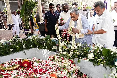 ದಾವಣಗೆರೆಯ ಕಲ್ಲೇಶ್ವರ ರೈಸ್‌ಮಿಲ್ ಆವರಣದಲ್ಲಿ ಶುಕ್ರವಾರ ಹಿರಿಯ ಶಾಸಕ ದಿ. ಡಾ. ಶಾಮನೂರು ಶಿವಶಂಕರಪ್ಪ ಅವರ ಸಮಾಧಿಗೆ ಸಿಎಂ ಸಿದ್ದರಾಮಯ್ಯ ಪುಷ್ಪ ನಮನ ಸಲ್ಲಿಸಿದರು. ಸಚಿವ ಎಸ್.ಎಸ್. ಮಲ್ಲಿಕಾರ್ಜುನ್ ಇದ್ದರು.